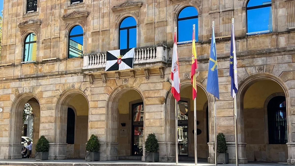 La bandera de Ceuta, en el balcón consistorial.