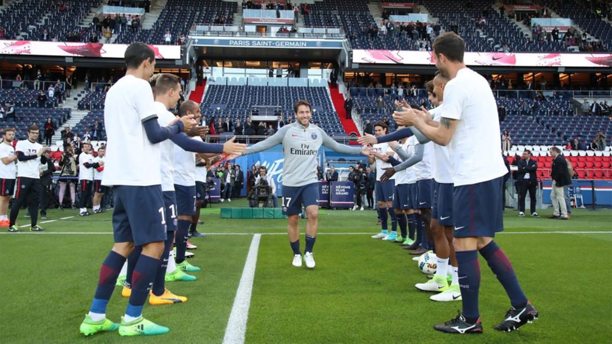 Los jugadores del PSG hicieron el pasillo de honor a Maxwell