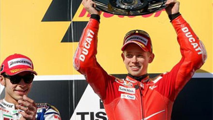 Rossi vuelve a dar una lección de campeón pero Stoner gana en MotoGP