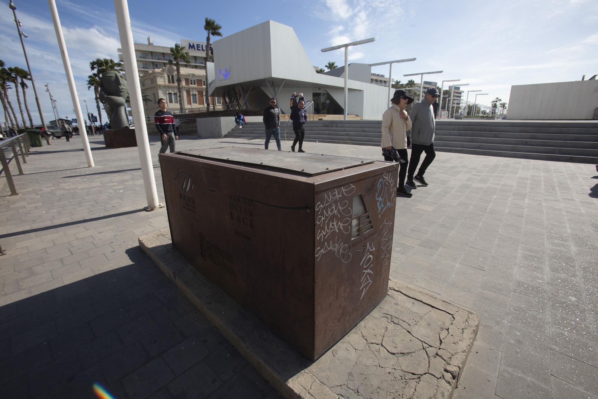 El elemento que lleva varios años ignorado sin cumplir ninguna función en el puerto de Alicante