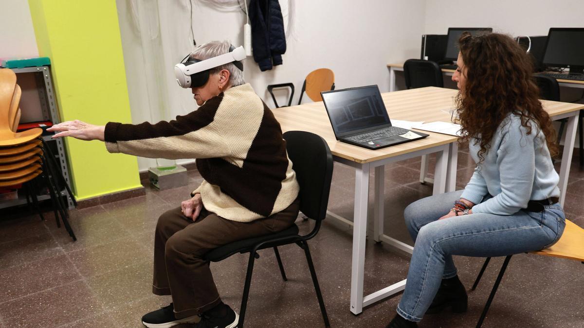 Tere, usuaria de la asociación Afaga, con las gafas de realidad virtual de un proyecto para la estimulación cognitiva y funcional.