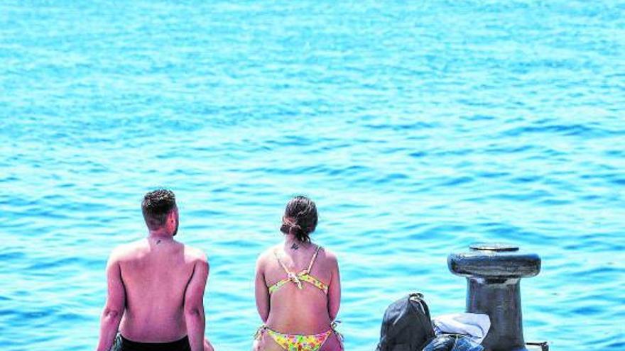 Una pareja se sienta frente al mar en la Zona de Charcos de Valleseco recién reformada. |  |MARIA PISACA