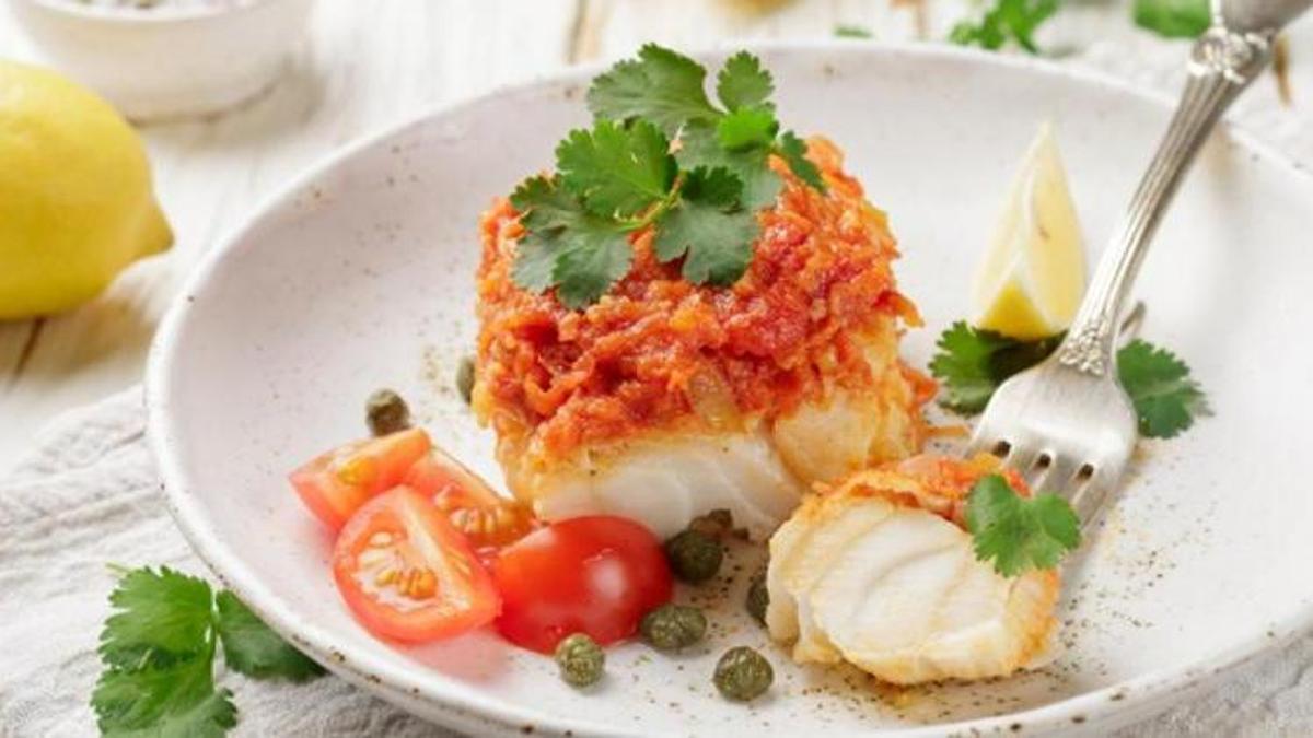 La merluza es un pescado blanco con un bajo contenido en grasa y calorías.