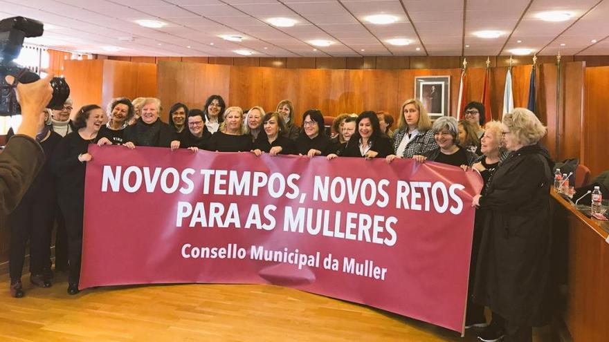 Foto de familia de las participantes en el pleno  específico del Consello Municipal da Muller. //  Faro