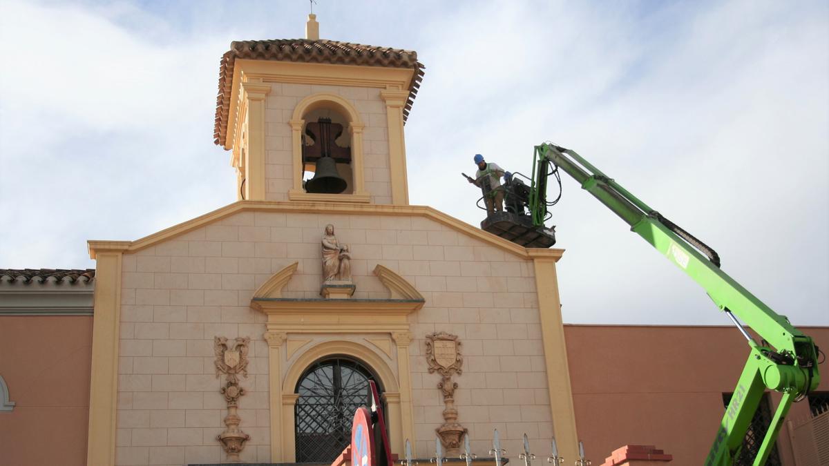 Labores de reparación del tejado de la torre campanario del Monasterio de Santa Ana y Santa Magdalena de clarisas.