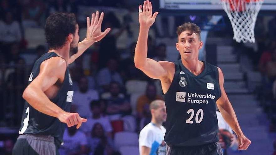 Carroll y Llull celebran una canasta con jugadores del Obradoiro al fondo en la semifinal de la Supercopa.