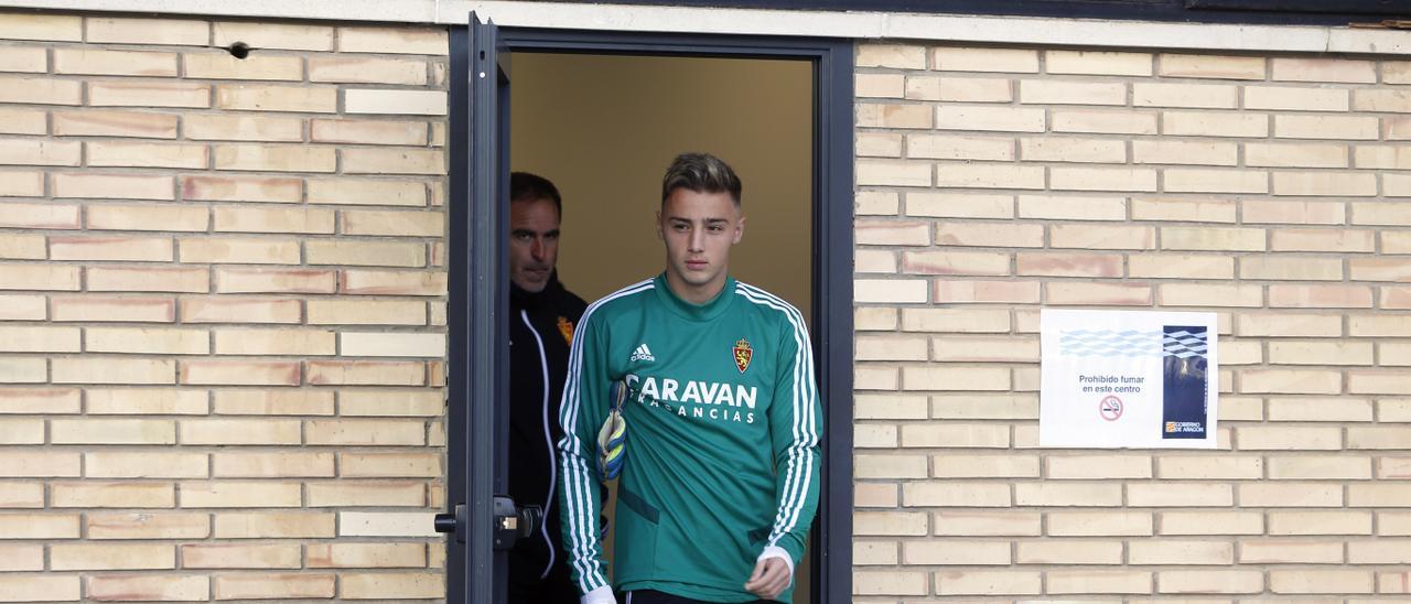 Azón sale de la sala de prensa antes de una sesión preparatoria con el Real Zaragoza.