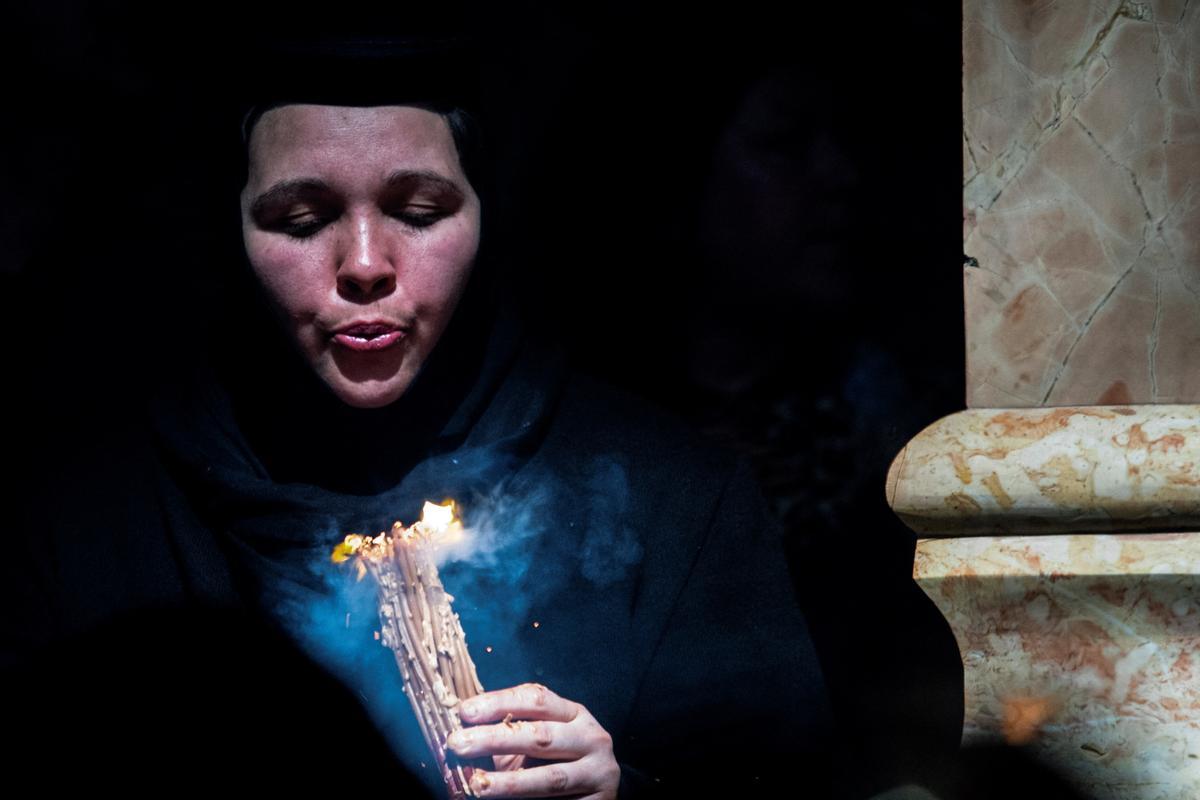 Cristianos ortodoxos celebran “Fuego Sagrado” en Jerusalén. eregrinos cristianos ortodoxos sostienen velas durante la ceremonia del Fuego Sagrado, un día antes de la Pascua ortodoxa, el sábado 15 de abril de 2023 en la Iglesia del Santo Sepulcro en la Ciudad Vieja de Jerusalén, donde muchos cristianos creen que Jesús fue crucificado y enterrado antes de resucitar.