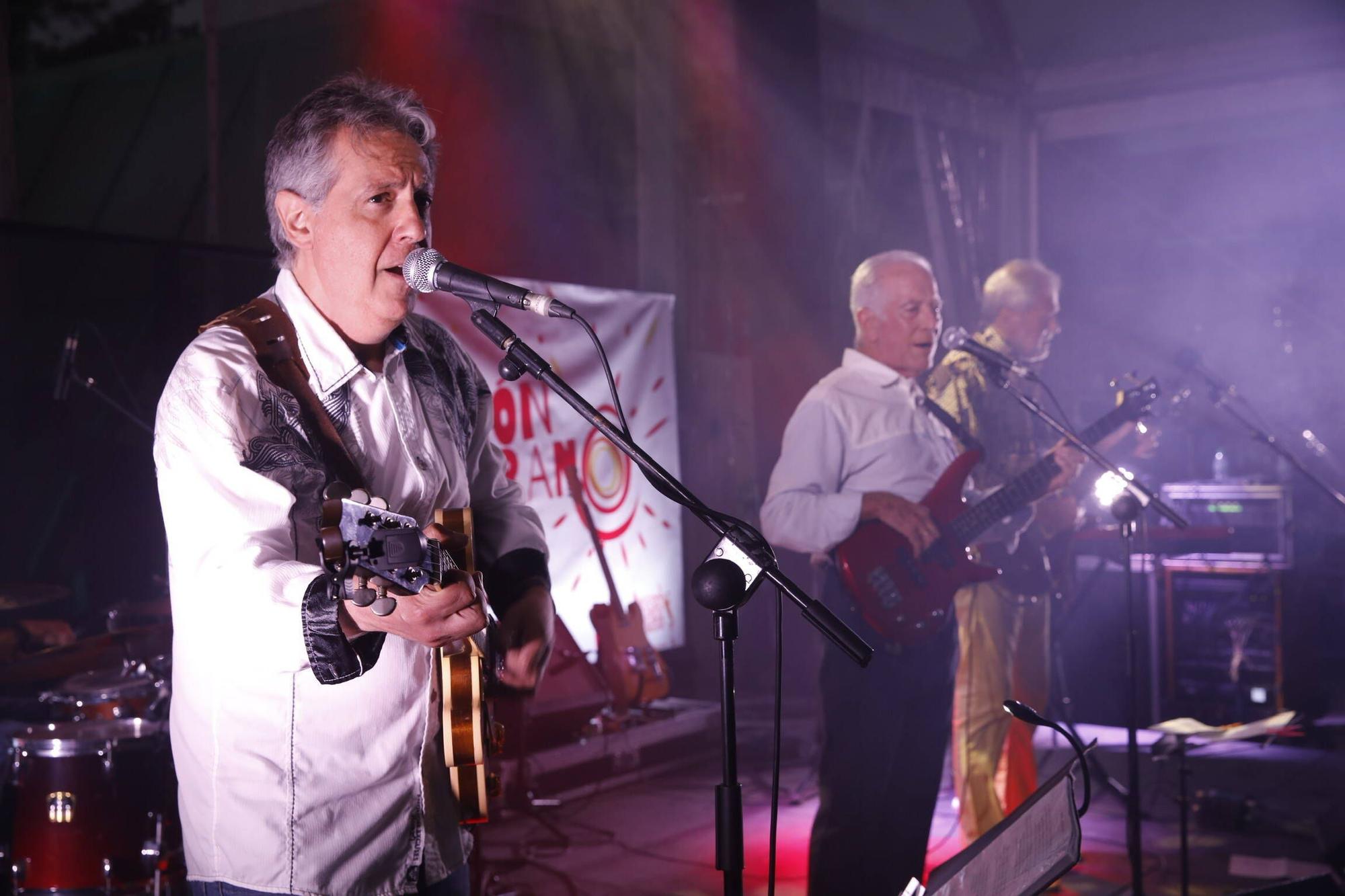 El grupo gijonés "Plana Mayor" abre los conciertos del Jardín Botánico (en imágenes)