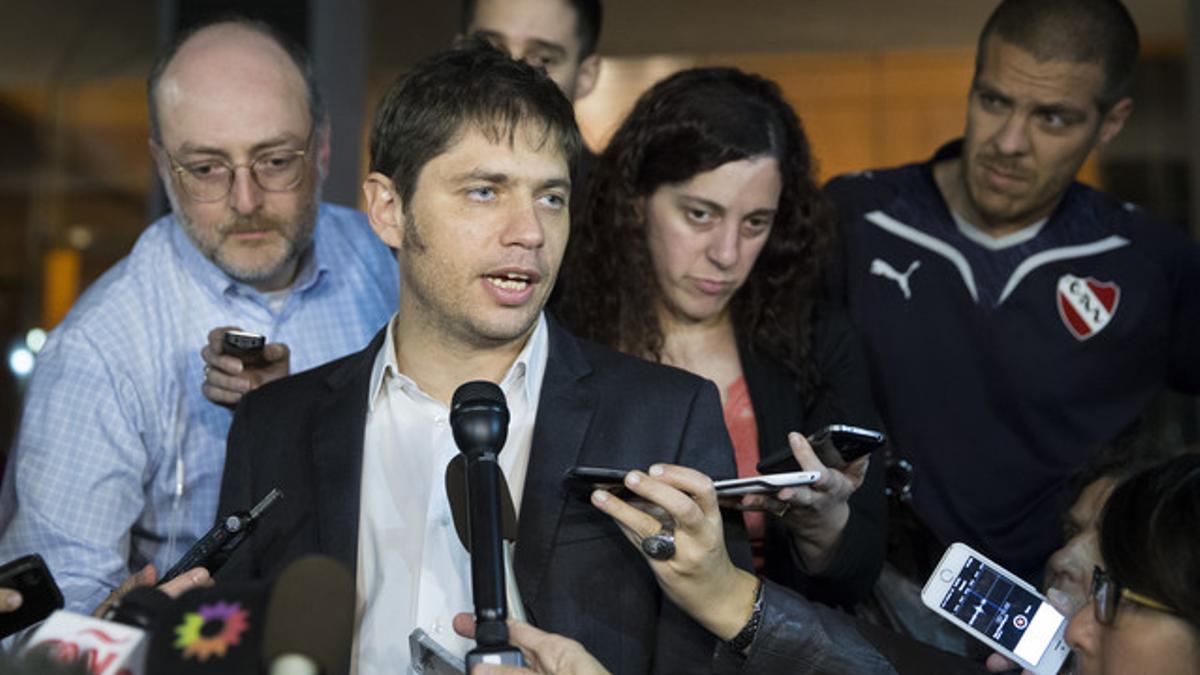 El ministro de Economía, Axel Kicillof, atiende a los medios tras abandonar las negociaciones, esta madrugada en Nueva York.