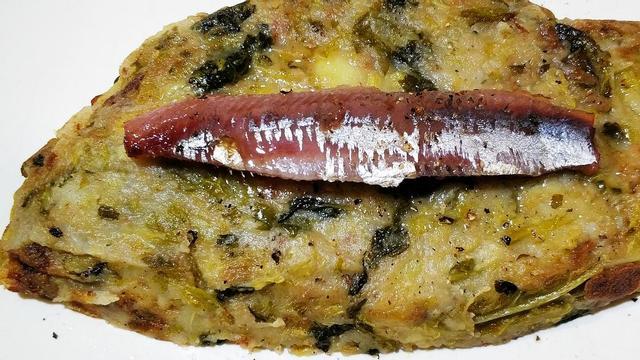 Foto hecha en la cocina de casa: 'trinxat' con anchoa y sardina ahumada.
