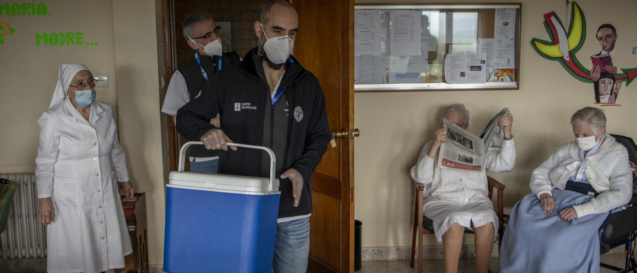 Los equipos de vacunación entrando a la casa de las religiosas en Maceda. //BRAIS LORENZO