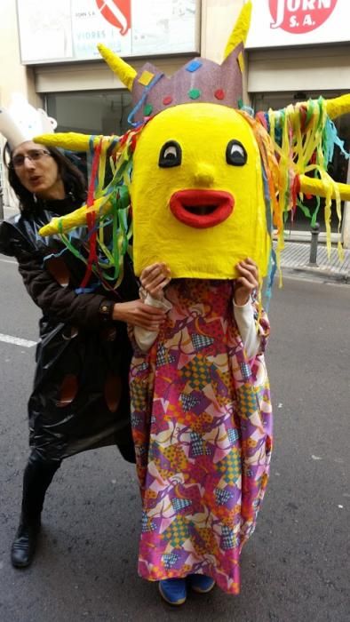 L'Escola Renaixença omple el Passeig de color