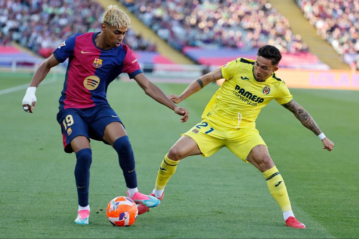 Lamine Yamal y Yéremy Pino disputan un balón en un Villarreal - Barça.