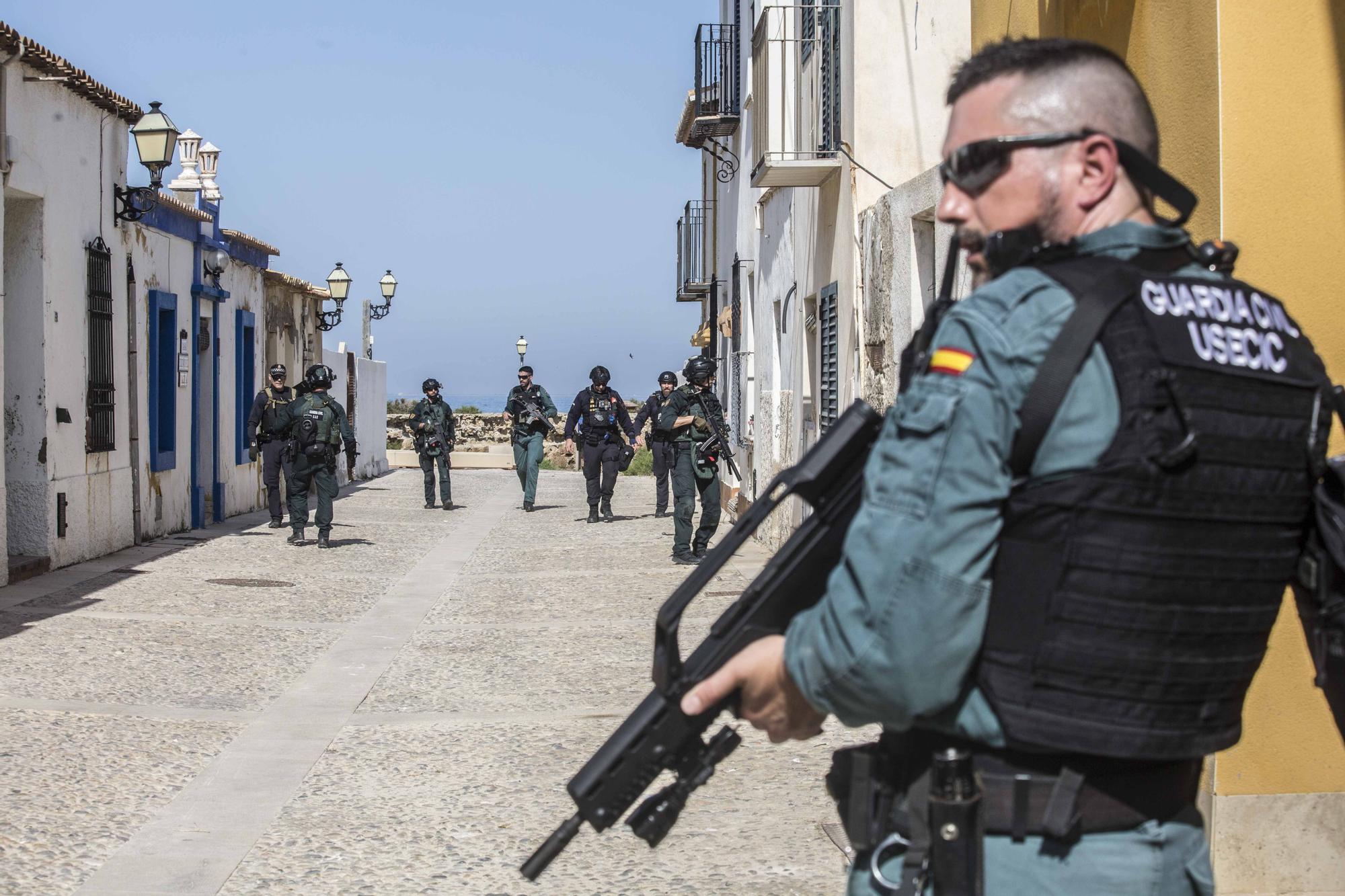 El GAR de la Guardia Civil y el Servicio de Prevención y Extinción de Incendios de los Bomberos de Alicante protagonizan en Tabarca un llamativo simulacro de emergencia