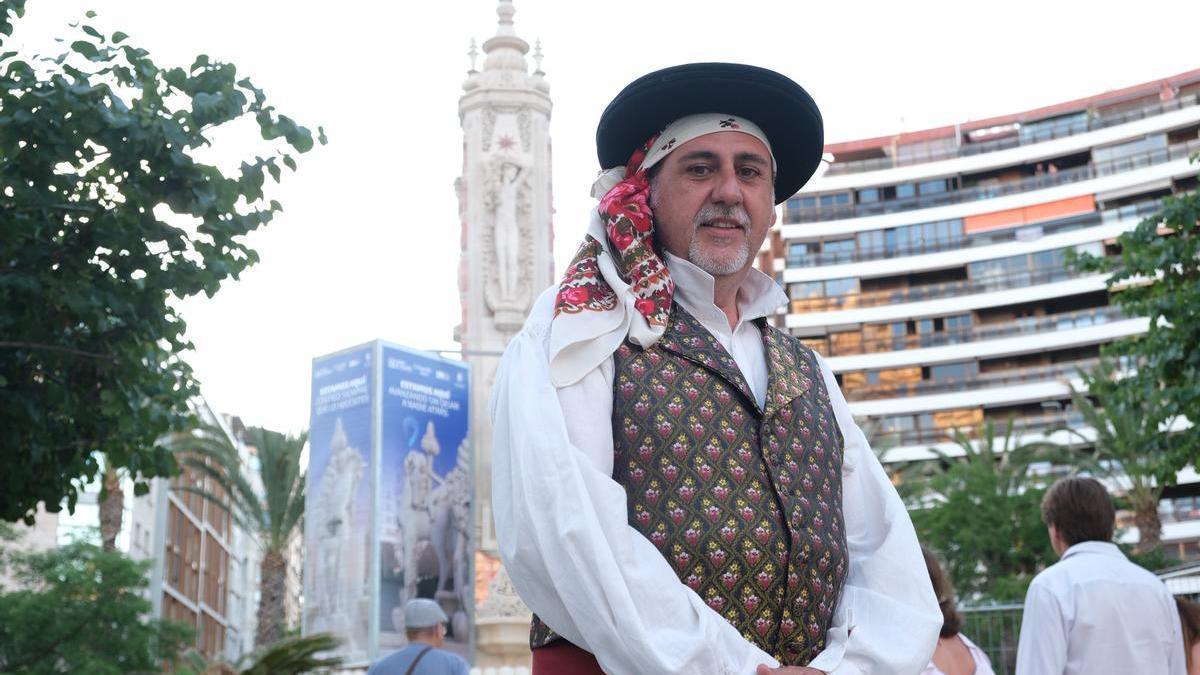 El concejal de Fiestas, Manuel Jiménez, posa frente a Luceros antes de la entrevista