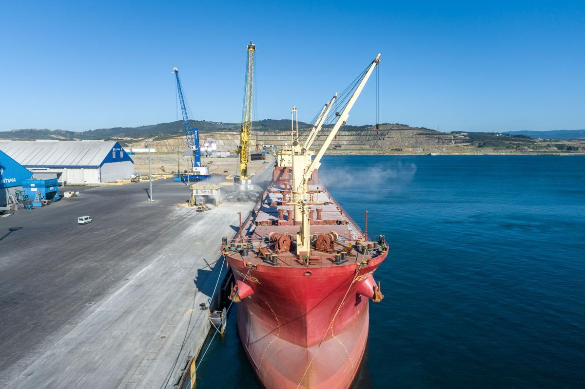 Descarga de grano en punta Langosteira