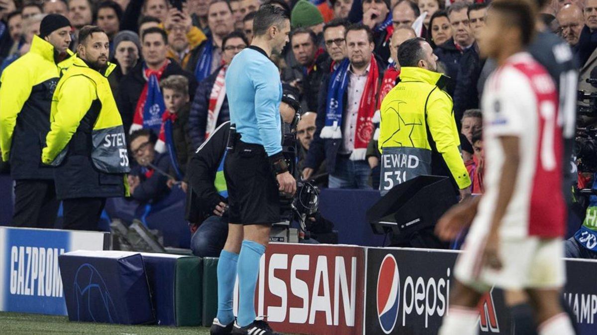 Damir Skomina visionó el monitor antes de anular el gol del Ajax