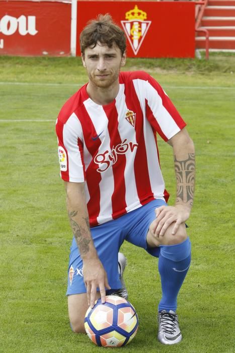 El Sporting presenta a Amorebieta