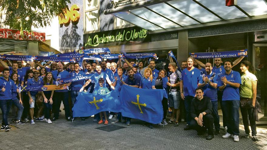 Los miembros de la Peña Oviedista de Barcelona, antes de la celebración de la espicha.