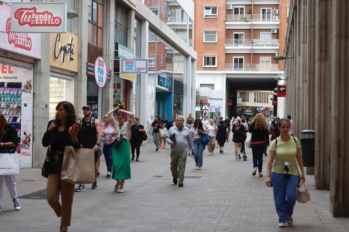 Comerciantes y vecinos, en pie de guerra por el corte de la calle Alicante