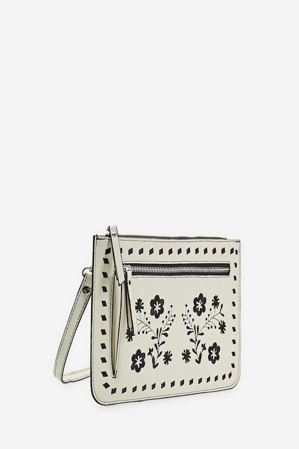 Bolsos blancos: el bohemio
