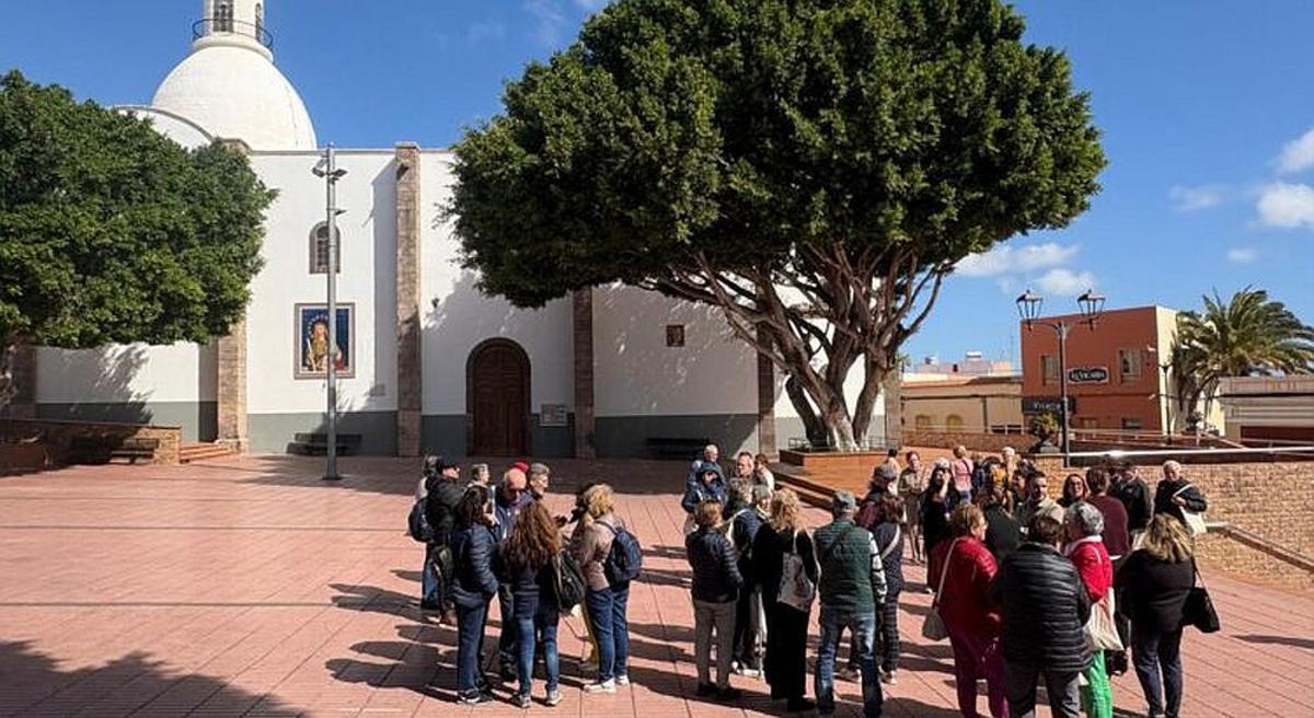 Imagen de un grupo de personas en su visita al casco histórico de Ingenio.