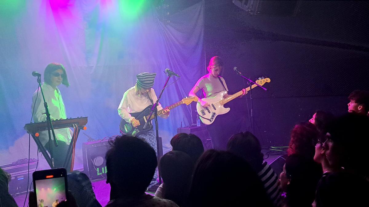 La banda Cariño en un momento del concierto en la sala Hangar