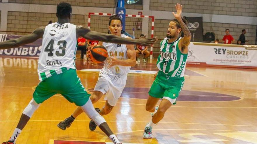 Un lance del encuentro disputado ayer en Fontecarmoa entre Betis y UCAM Murcia.