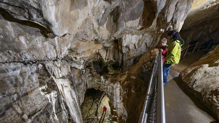 La Cueva de las Güixas ofrece visitas temáticas.