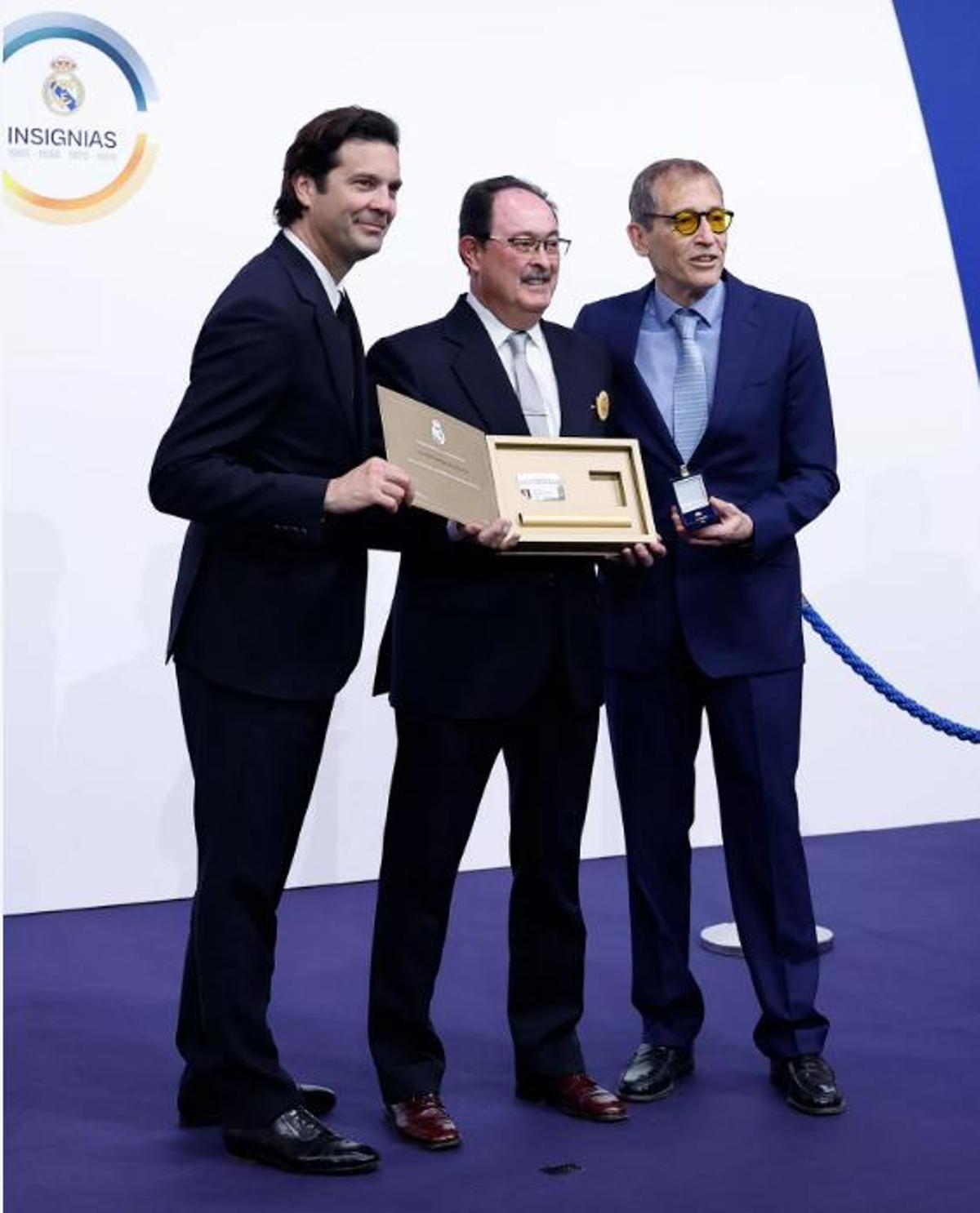 El Real Madrid entrega las insignias de oro y brillantes y de oro.