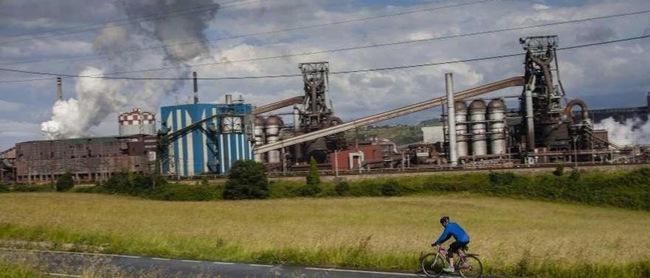 Los dos hornos altos de Arcelor en Veriña, en una imagen de archivo.