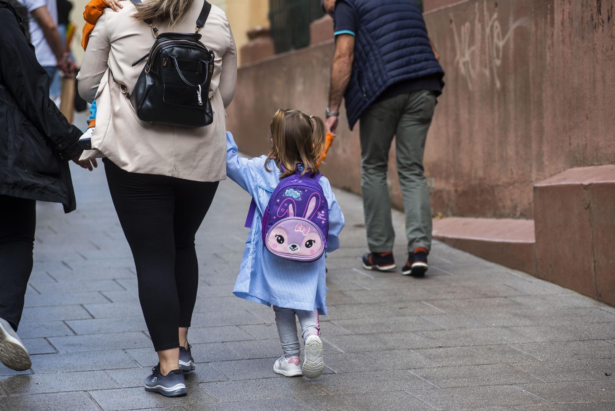 Besos, abrazos y sin mascarillas en el inicio del curso escolar