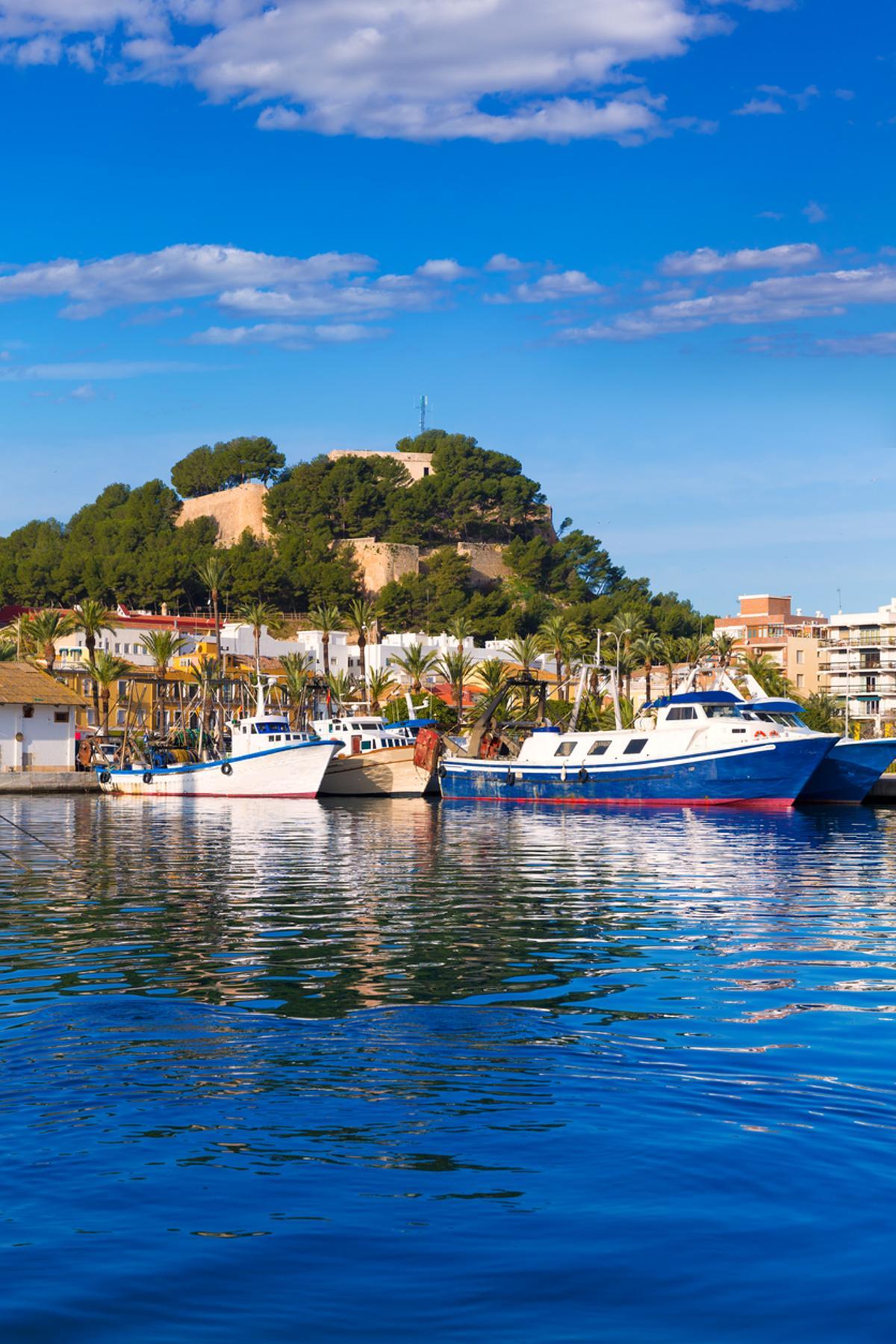 Denia puerto con colina del castillo provincia de Alicante España