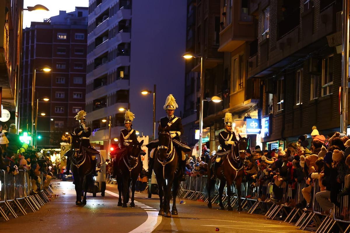 En imágenes | El frío de Zaragoza no puede con la ilusión de ver a los Reyes Magos