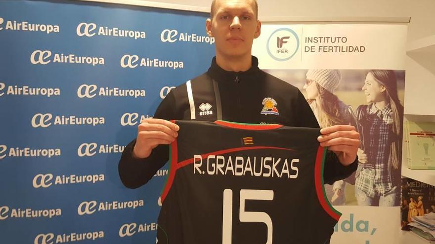 Grabauskas posa con la camiseta del Palma Air Europa tras su presentación.