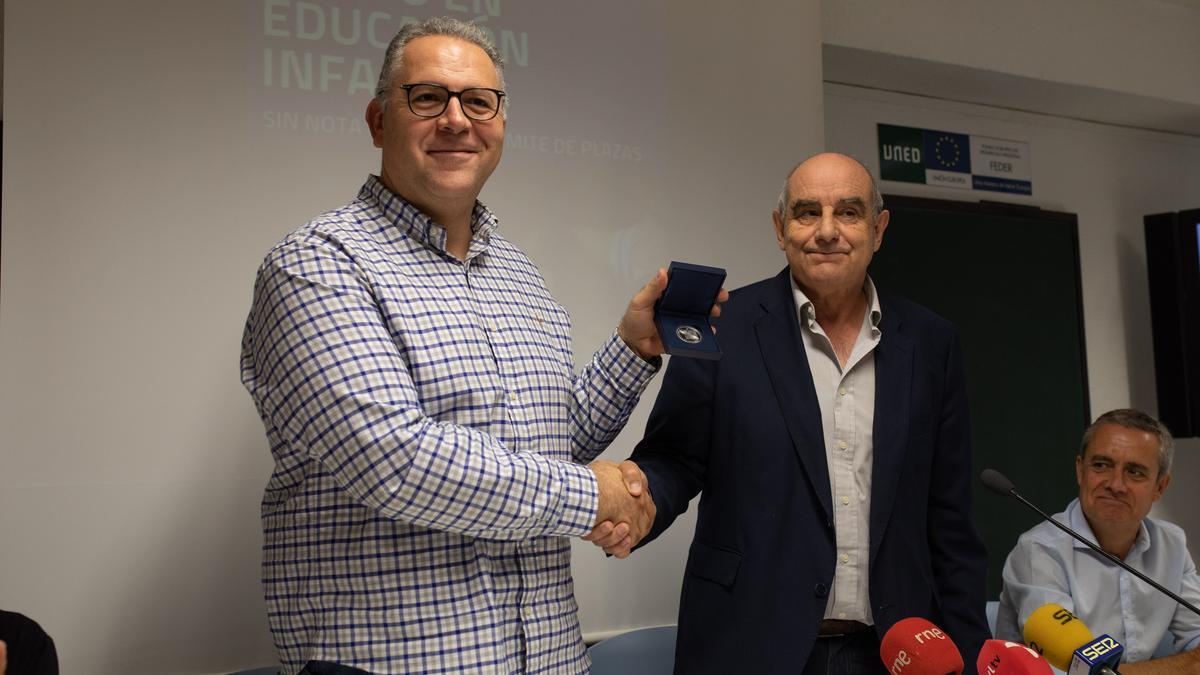 Jesús María Prada recibe la medalla de la UNED de manos de Antonio Rodríguez