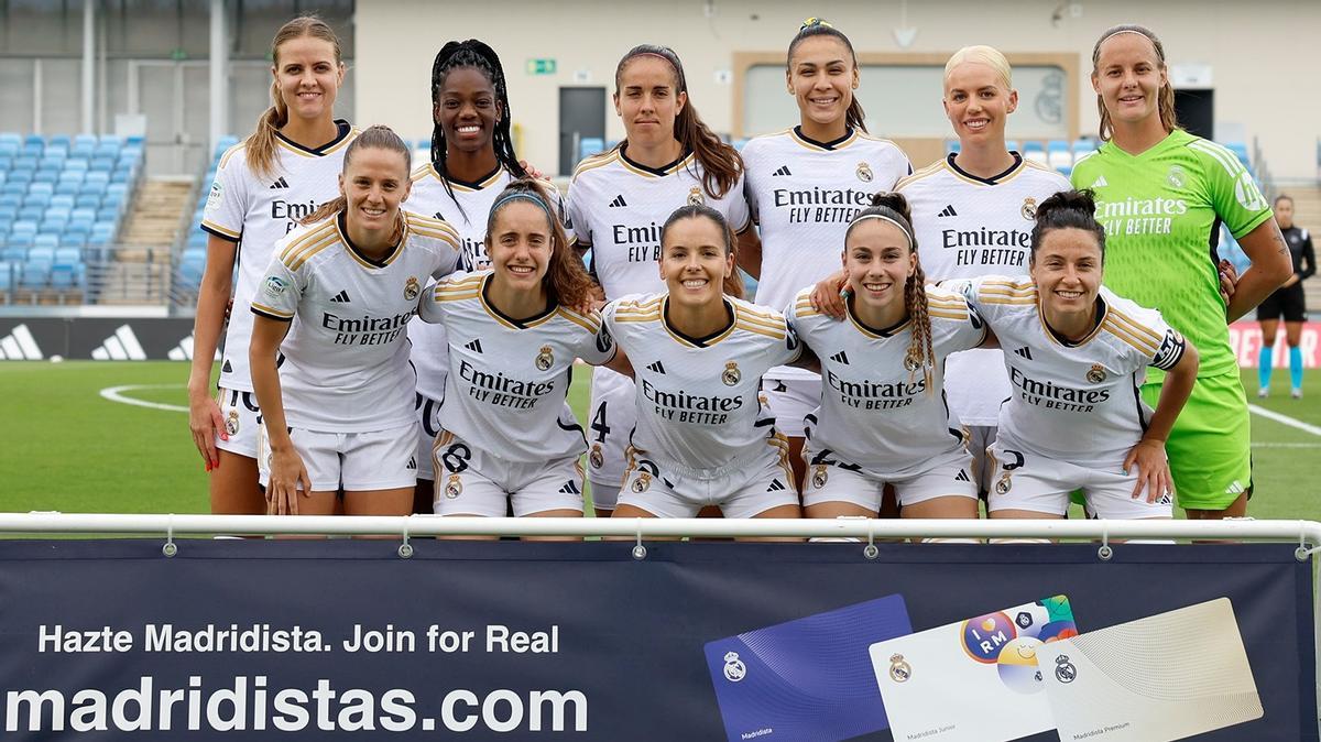 Rocío Gálvez, tercera por la izquierda de pie, en una alineación del Real Madrid.