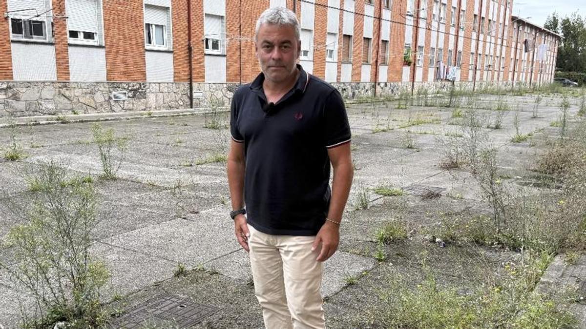 José Ramón Tuero, en uno de los patios de La Camocha que pide al gobierno local rehabilitar.