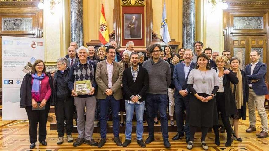 El alcalde, Xulio Ferreiro, junto a los participantes en el I Encuentro Internacional del Camino Inglés.