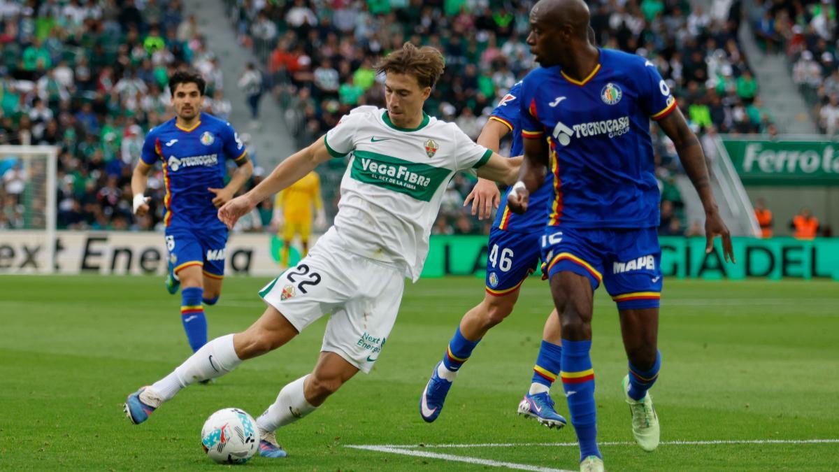 El defensa del Elche David Affengruber (i) cdisputa un balón con el defesa del Getafe Allan Nyom (d) durante el encuentro de la jornada 37 de LaLiga entre Elche CF y Getafe CF, este domingo en el Estadio Martínez Valero de elche (Alicante).