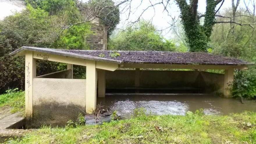 Lavadero junto al río de San Pedro, que adquirió el Concello junto al molino de carbón a escasos metros.