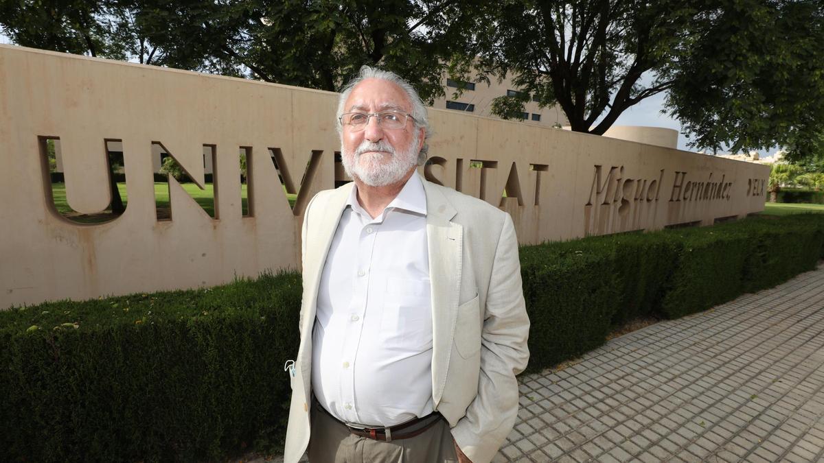 El médico, profesor y científico Bernat Soria, en el campus de Elche, en imagen retrospectiva.