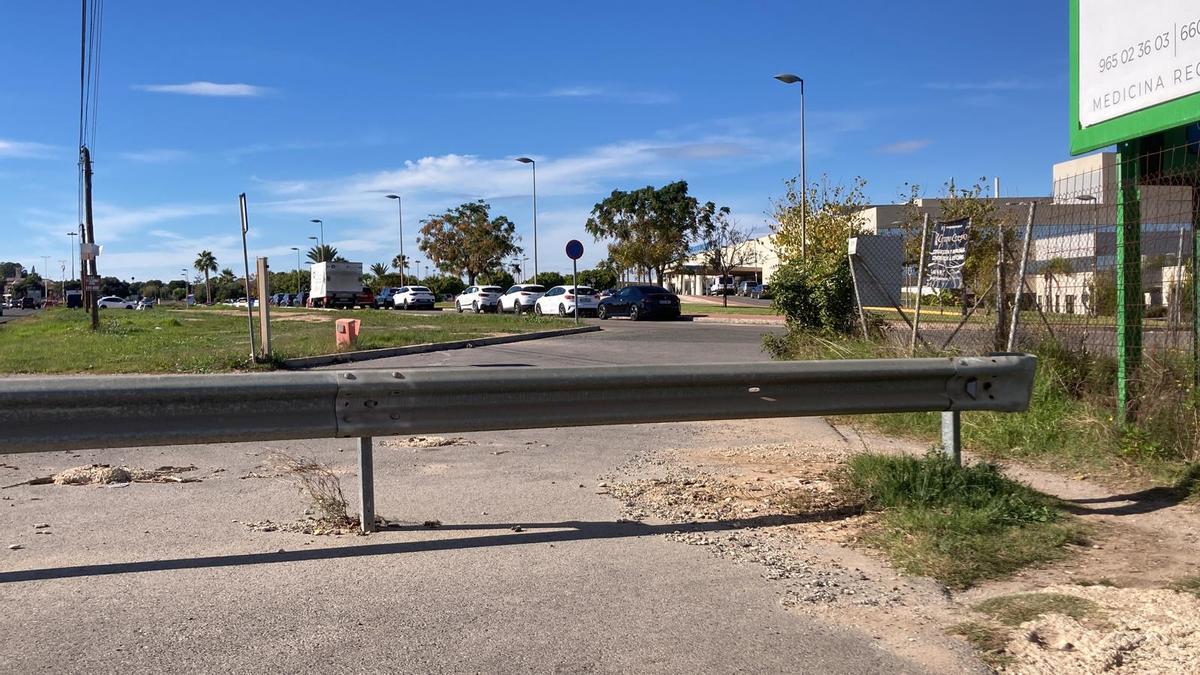 Zona este del aparcamiento donde se encuentra el suelo de ampliación, junto al acceso a la Comunidad de Regantes Torremiguel