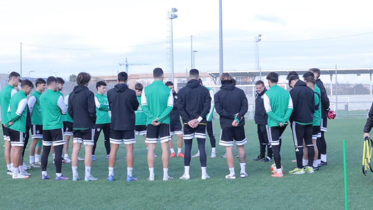 Julio Cobos habla con sus jugadores antes del entrenamiento de este domingo.