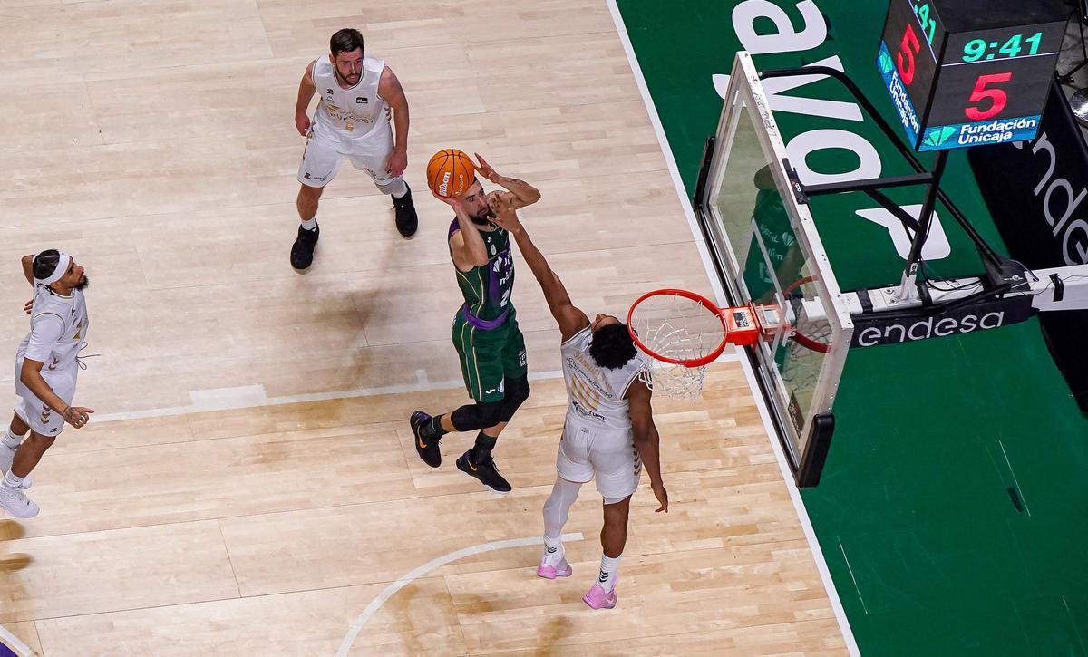 Duarte lanza a canasta en el partido contra el San Pablo Burgos.