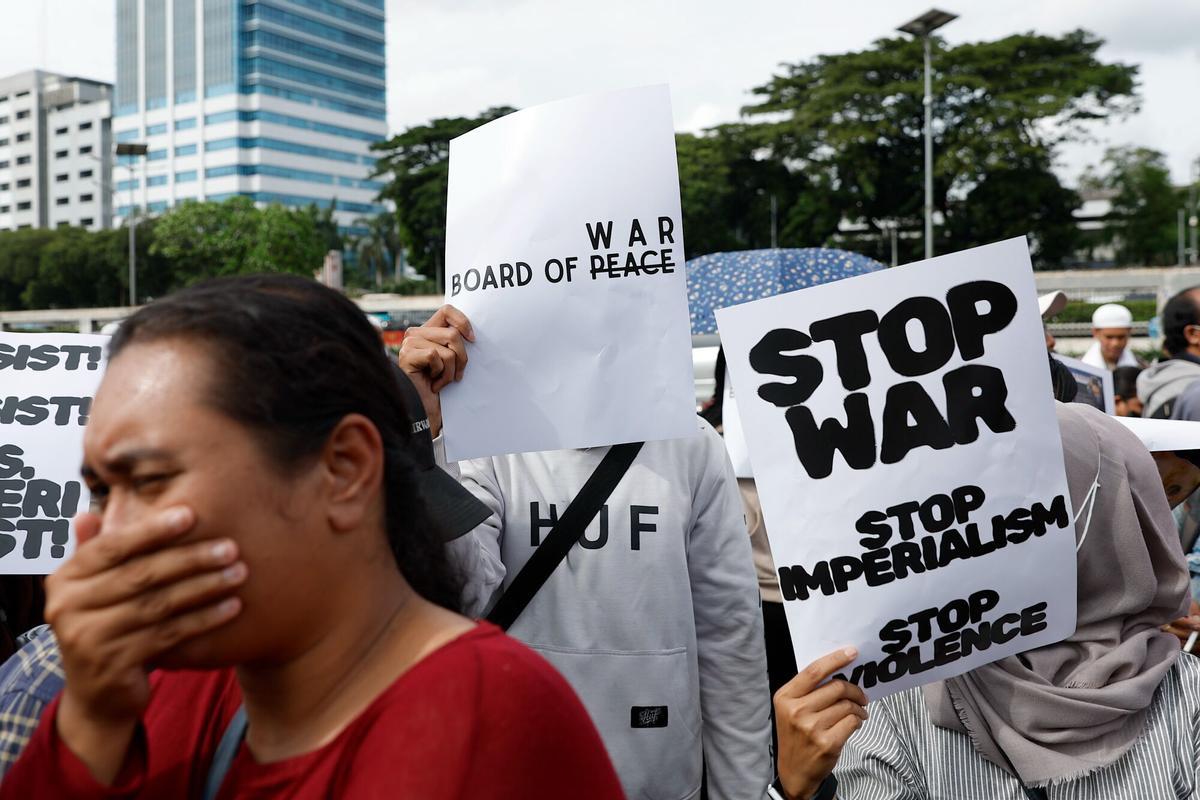 Gente manifestandose con pancartas de alto a la guerra.