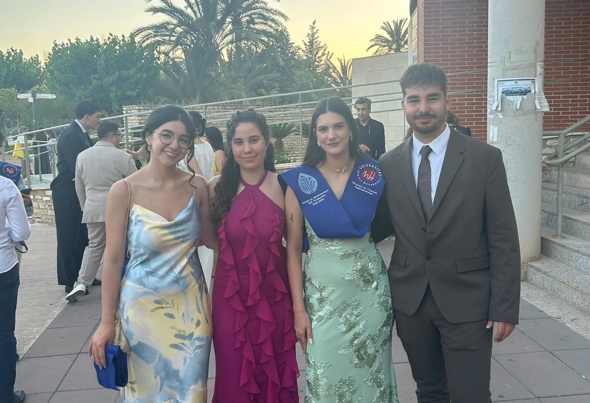 Daniel Izquierdo junto a sus compañeras de piso