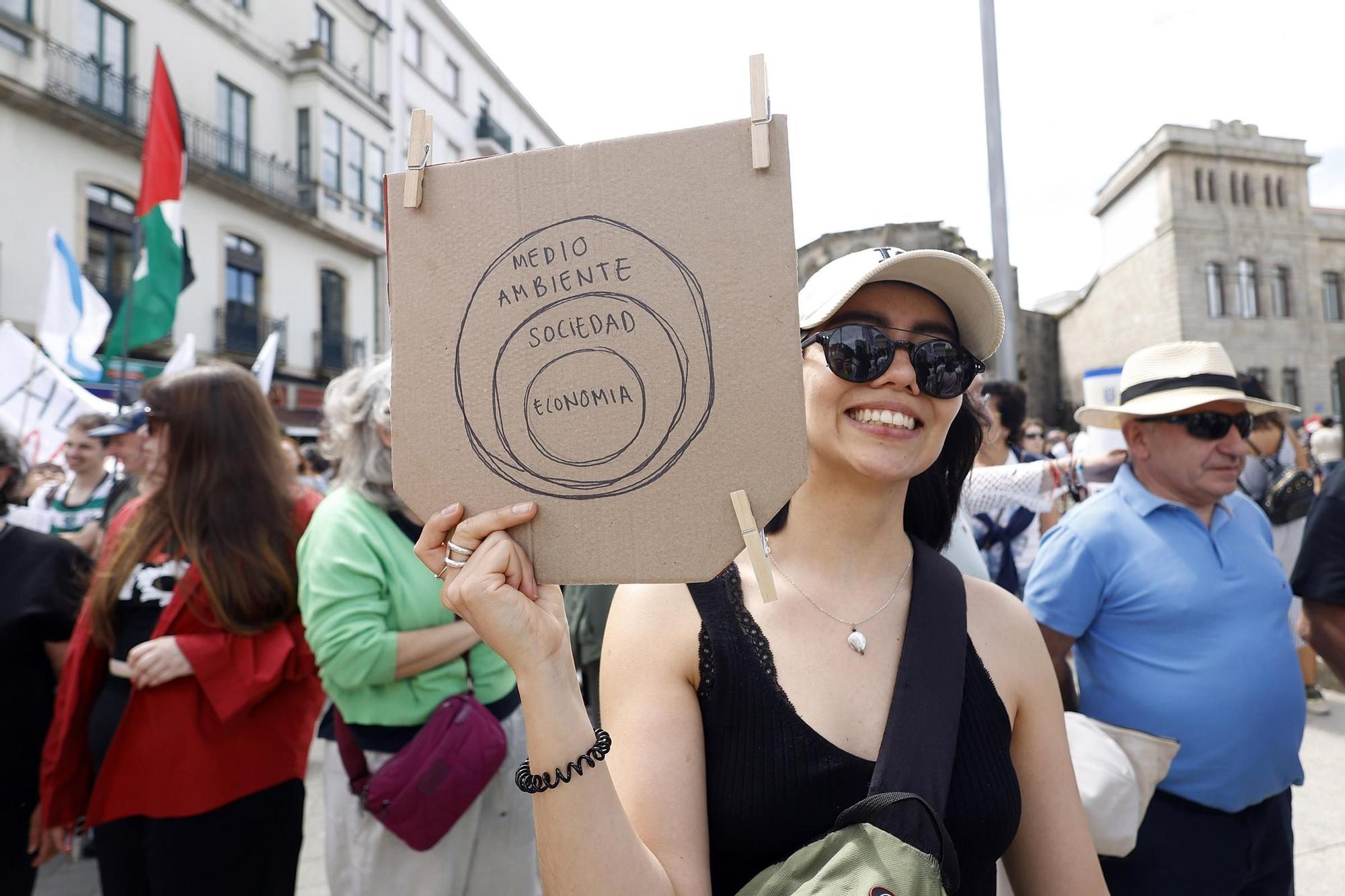 Miles de gallegos marchan de Pontevedra hasta Lourizán en protesta por las celulosas de Ence y Altri