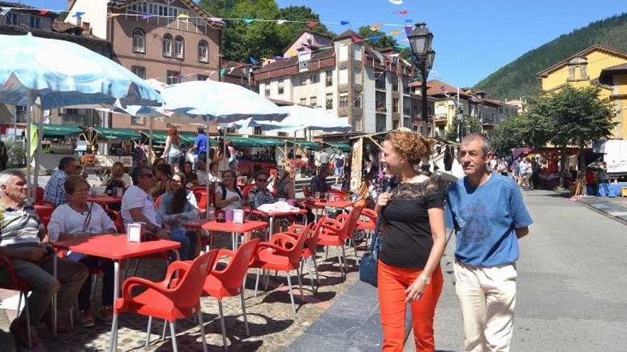 Ambiente durante el mercáu tradicional y la feria de artesanía.